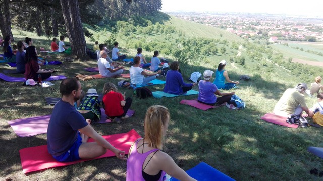 Practică yoga în natură, 1 iunie