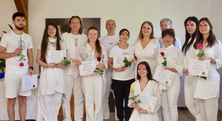 Absolvenții cursului de profesori de Hridaya Yoga, cu certificatele