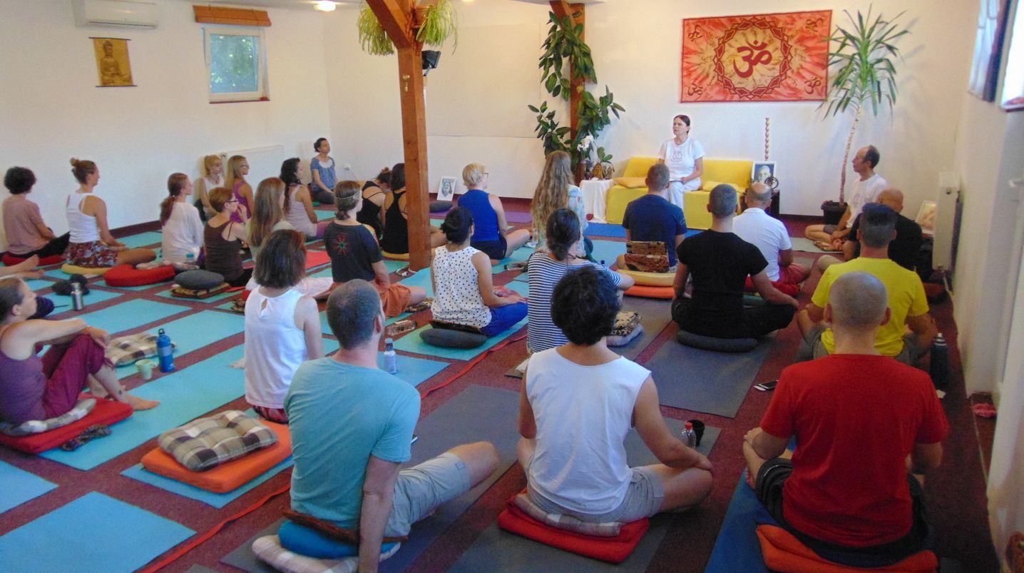 Meditație în grup în sala Centrului Kamala