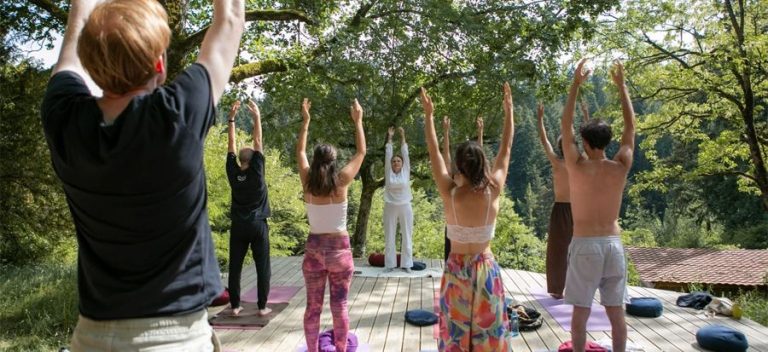 Clasă de Hridaya Yoga în aer liber